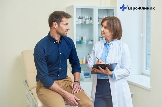 Мужчина сидит на приеме у врача